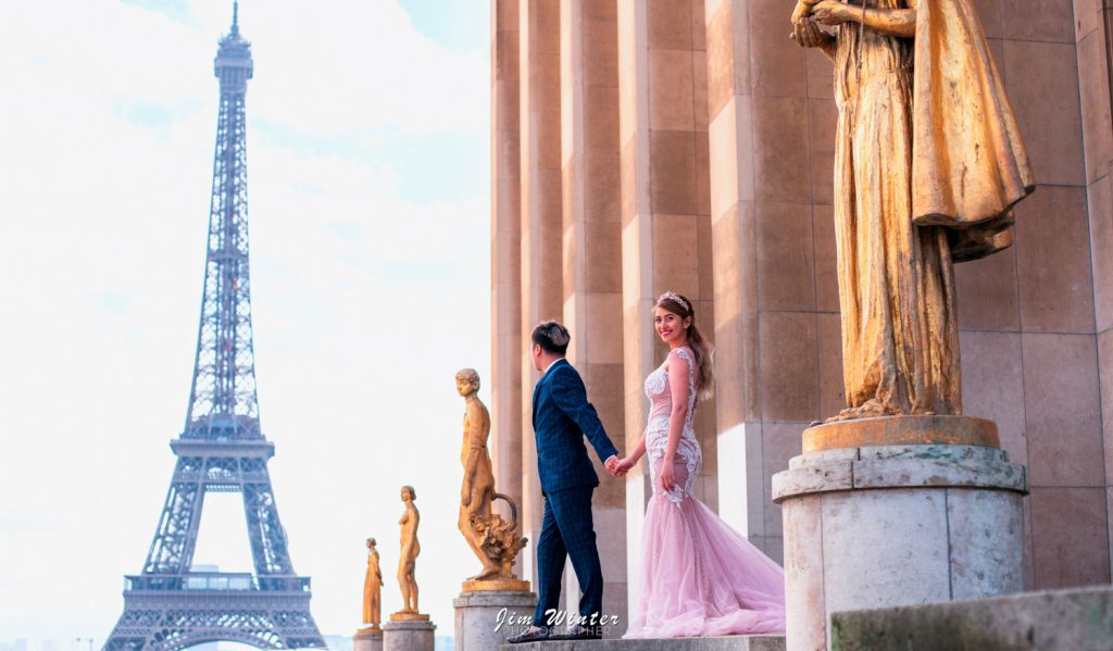 Couple main dans la main au Trocadéro face à la tour Eiffel, séance photo de couple à Paris